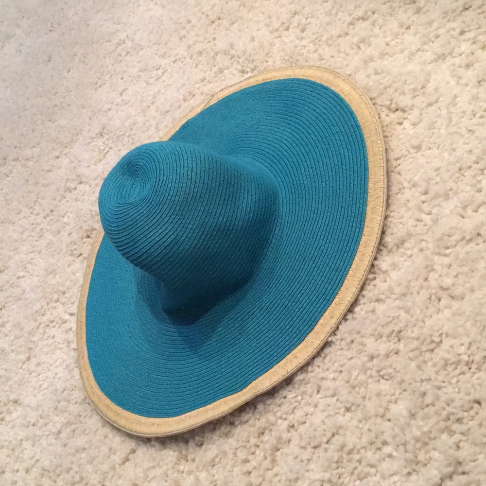 Fun, flirty blue beachin hat!